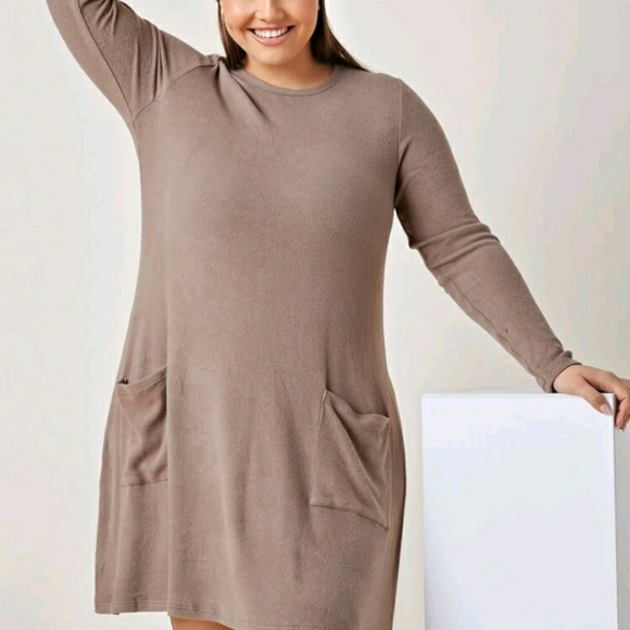 NEW Plus Pocket Dress - Picture 3 of 11